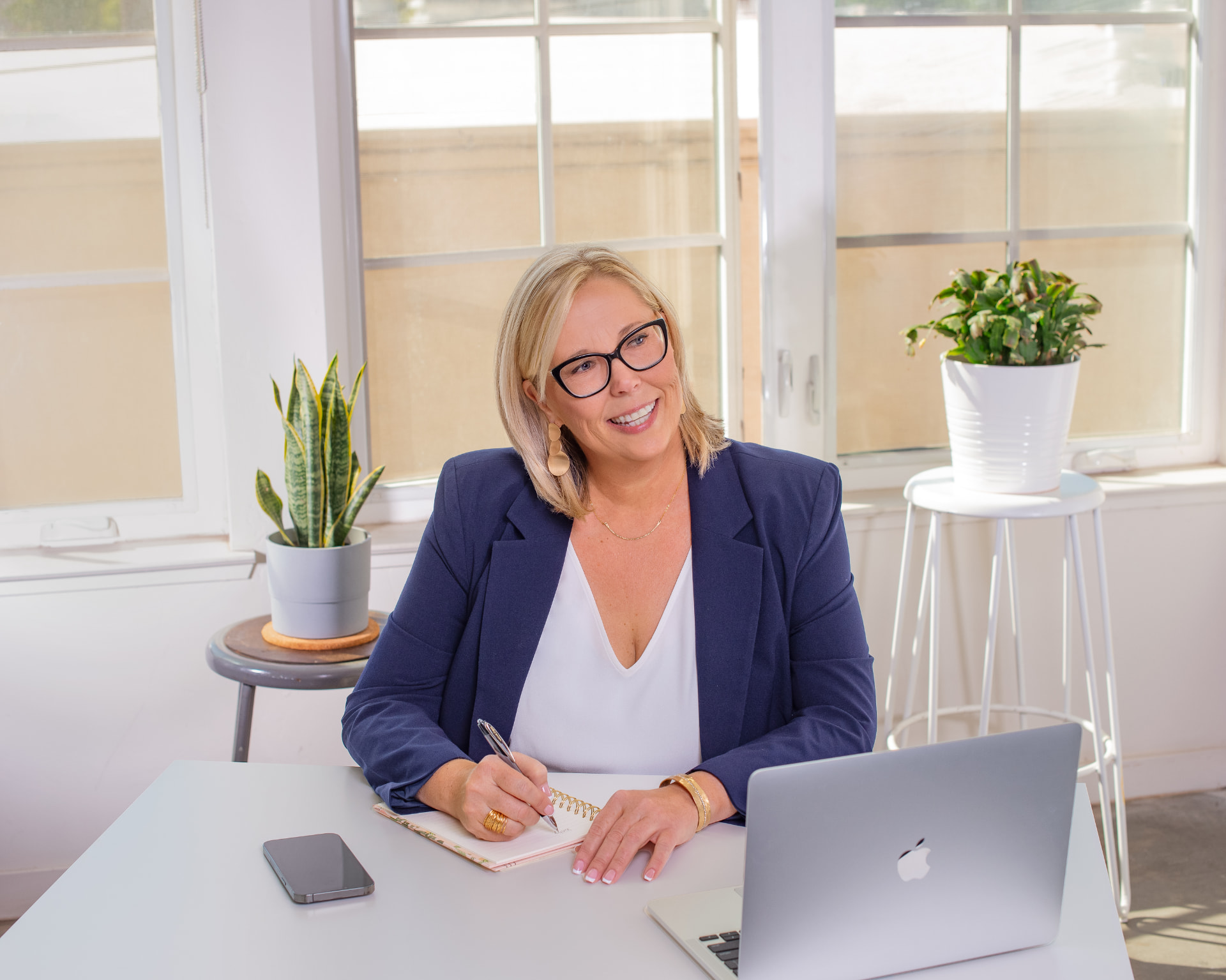 Rosanne Callens smiling at her desk in a bright office